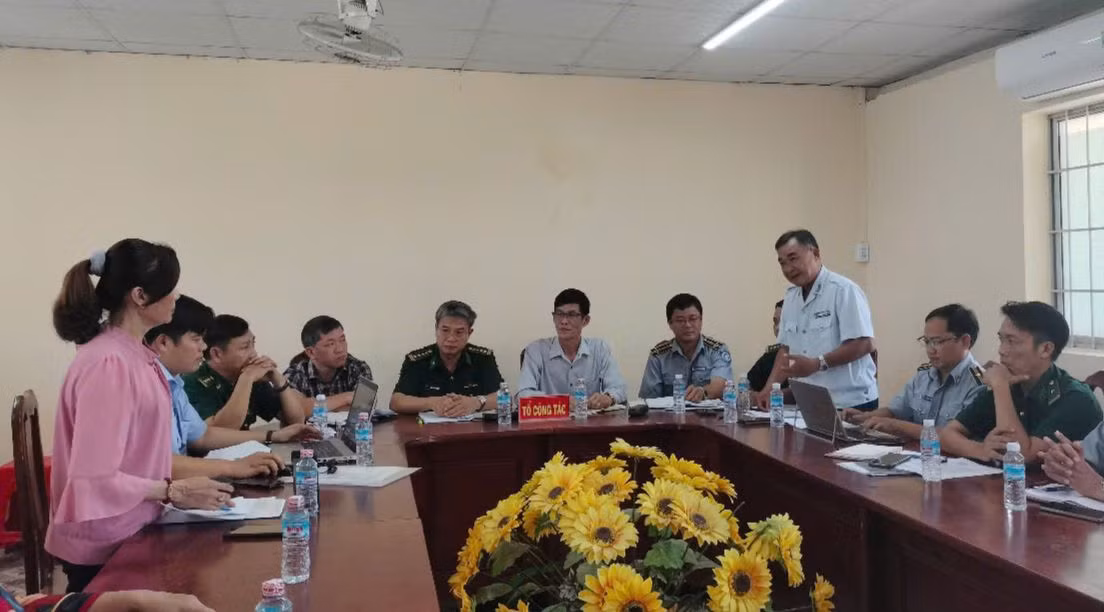 Đoàn UBND tỉnh Cà Mau làm việc với ngư dân thị trấn Sông Đốc chiều 25/2.