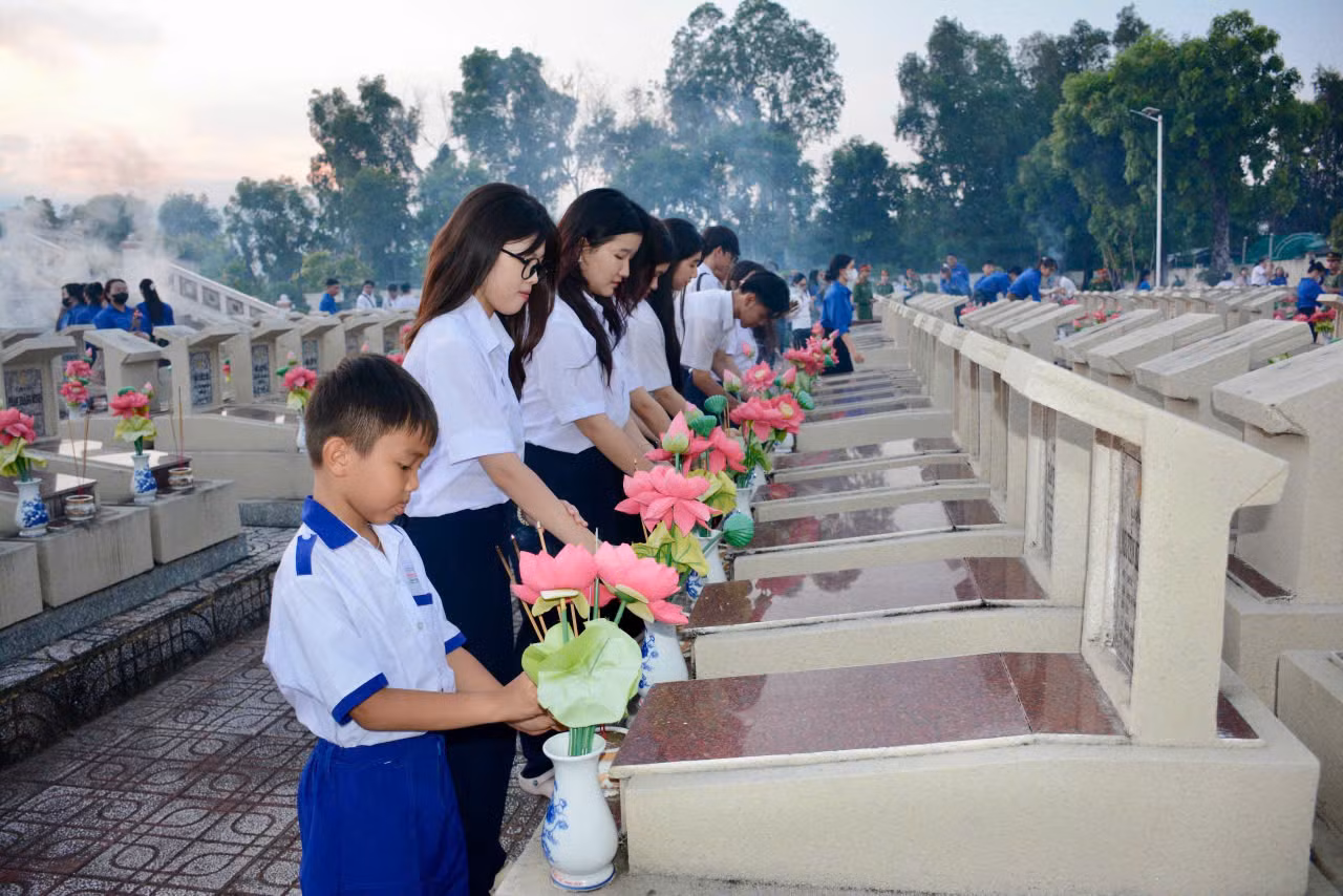 Đoàn viên, thanh niên bày tỏ lòng thành kính đối với các thế hệ đi trước, các anh hùng liệt sĩ.