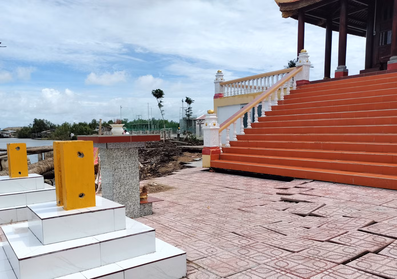 Khu vực sạt lở tiến sát vào phần nền móng khu Chánh điện của miếu bà, uy hiếp tới an toàn của tòa miếu. Khu vực sạt lở tiến sát vào phần nền móng khu Chánh điện của miếu bà, uy hiếp tới an toàn của tòa miếu.