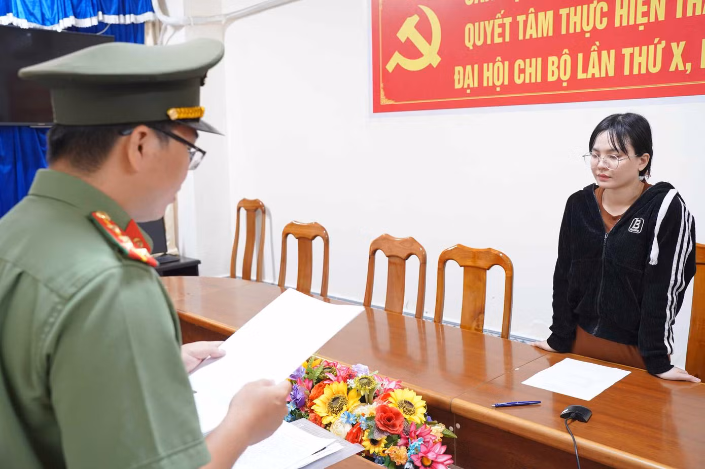 Cơ quan An ninh điều tra Công an tỉnh Cà Mau triển khai các quyết định tố tụng đối với Xuyến. Ảnh: Công an Cà Mau. Cơ quan An ninh điều tra Công an tỉnh Cà Mau triển khai các quyết định tố tụng đối với Xuyến. Ảnh: Công an Cà Mau.