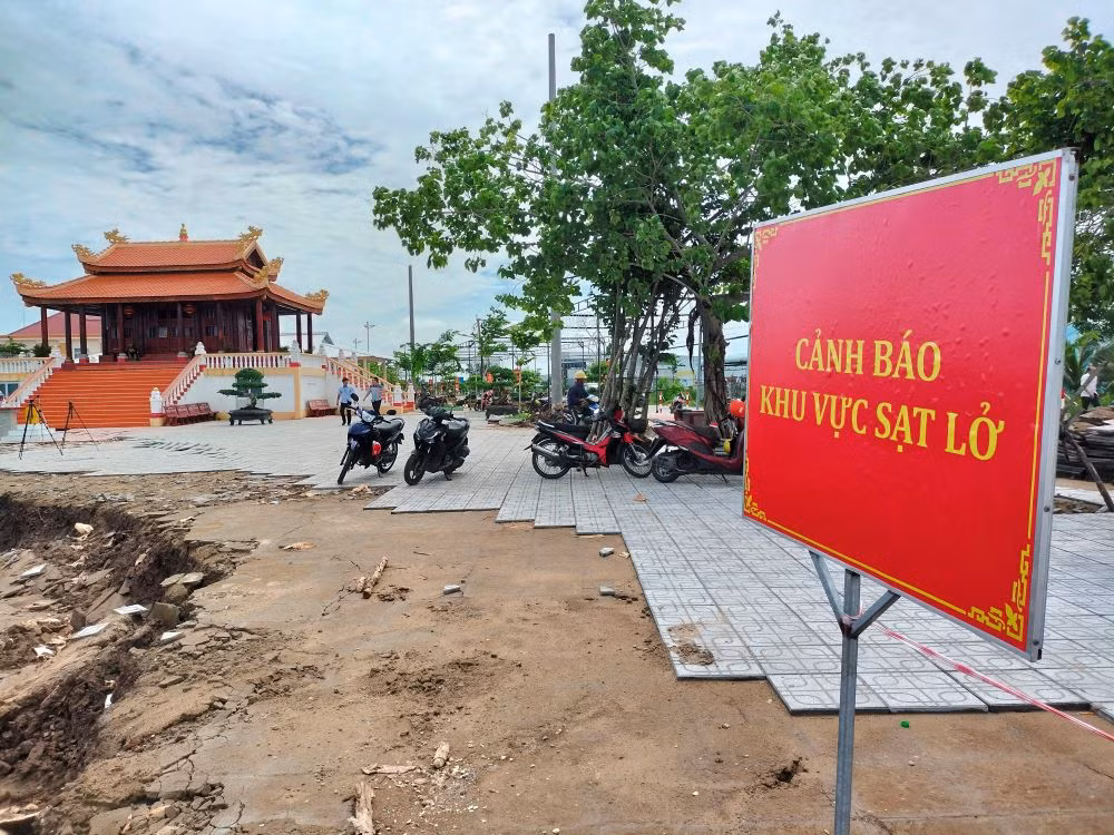 Hiện, khuôn viên miếu Bà Thuỷ Long vẫn còn nhiều vết rạn nứt đất, dự báo trong thời gian tới có thể xảy ra sạt lở tiếp. Hiện, khuôn viên miếu Bà Thuỷ Long vẫn còn nhiều vết rạn nứt đất, dự báo trong thời gian tới có thể xảy ra sạt lở tiếp.