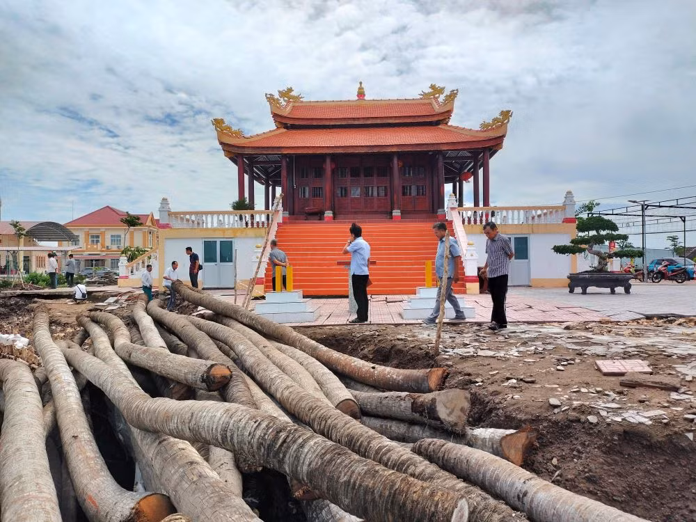 Ông Lê Thế Anh - Phó Chủ tịch UBND xã Thanh Tùng - cho hay xã đã có báo cáo đề xuất UBND huyện Đầm Dơi, tỉnh Cà Mau xem xét hỗ trợ kinh phí khắc phục sạt lở, vì miếu bà Thủy Long là di tích lịch sử văn hóa cấp tỉnh, nơi diễn ra Lễ hội Vía bà Thủy Long - Di sản văn hóa phi vật thể quốc gia (được công nhận tháng 3/2024). Ông Lê Thế Anh - Phó Chủ tịch UBND xã Thanh Tùng - cho hay xã đã có báo cáo đề xuất UBND huyện Đầm Dơi, tỉnh Cà Mau xem xét hỗ trợ kinh phí khắc phục sạt lở, vì miếu bà Thủy Long là di tích lịch sử văn hóa cấp tỉnh, nơi diễn ra Lễ hội Vía bà Thủy Long - Di sản văn hóa phi vật thể quốc gia (được công nhận tháng 3/2024).