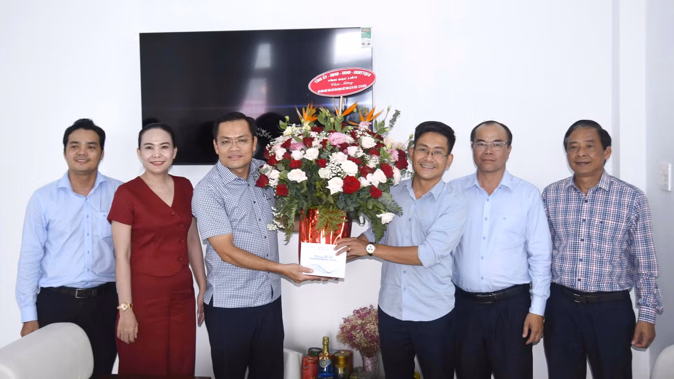 Phó Chủ tịch UBND tỉnh Bạc Liêu – Ngô Vũ Thăng (thứ 3 từ trái sang) thăm, chúc mừng Báo Tiền Phong nhân kỷ niệm 100 năm Ngày Báo chí Cách mạng Việt Nam.