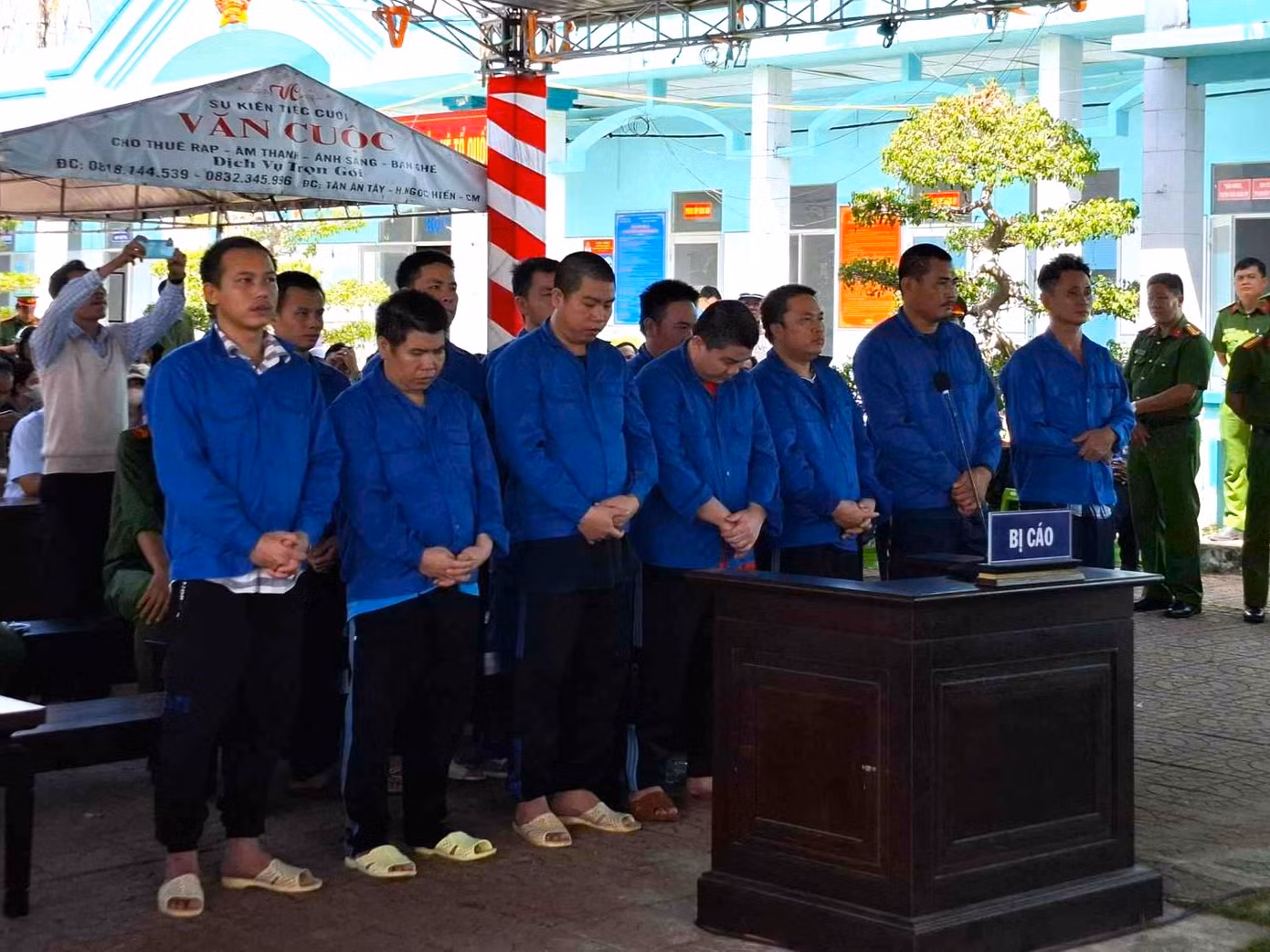 Các bị cáo tại phiên xét xử lưu động. Các bị cáo tại phiên xét xử lưu động.