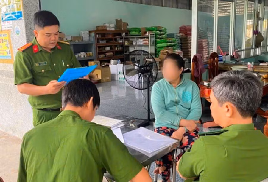 Đoàn kiểm tra đang làm việc với cơ sở. Ảnh: Công an Cà Mau. Đoàn kiểm tra đang làm việc với cơ sở. Ảnh: Công an Cà Mau.