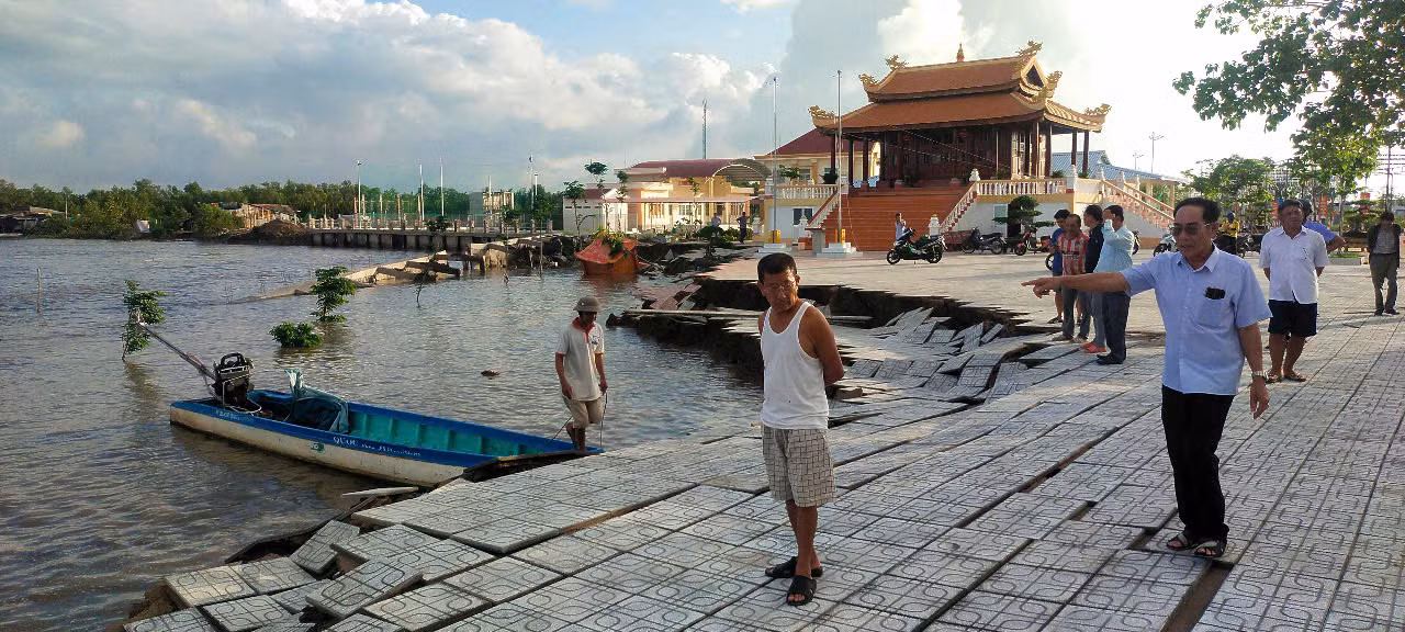 Hiện trạng vụ sạt lở khu vực miếu bà Thủy Long ở xã Thanh Tùng, huyện Đầm Dơi.