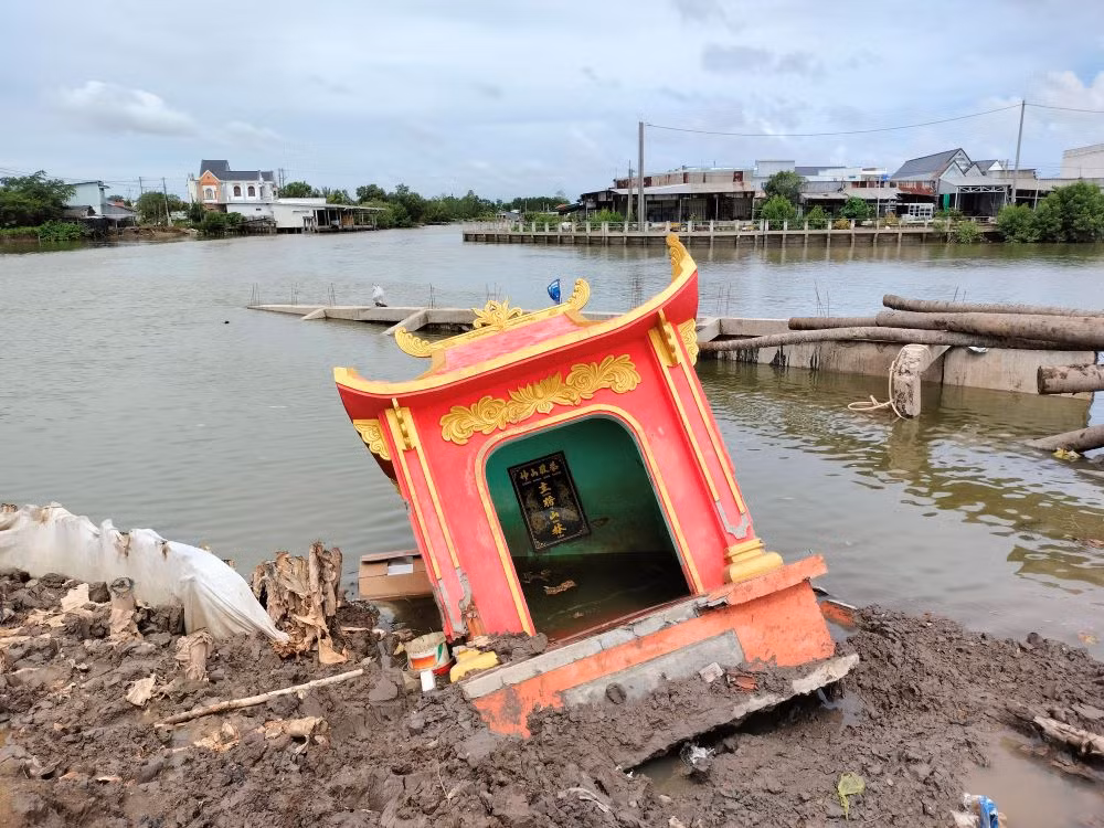 Miếu ông Hổ trong khuôn viên miếu bà Thuỷ Long bị kéo xuống nước do sạt lở. Dù đơn vị quản lý miếu bà Thuỷ Long đã xe kéo lên nhưng chưa được vì quá nặng. Miếu ông Hổ trong khuôn viên miếu bà Thuỷ Long bị kéo xuống nước do sạt lở. Dù đơn vị quản lý miếu bà Thuỷ Long đã xe kéo lên nhưng chưa được vì quá nặng.