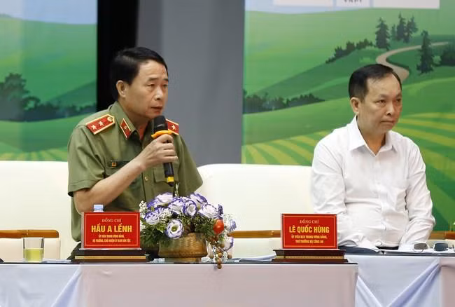 Ông Lê Quốc Hùng, Thứ trưởng Bộ Công an (trái) trả lời nông dân Ông Lê Quốc Hùng, Thứ trưởng Bộ Công an (trái) trả lời nông dân