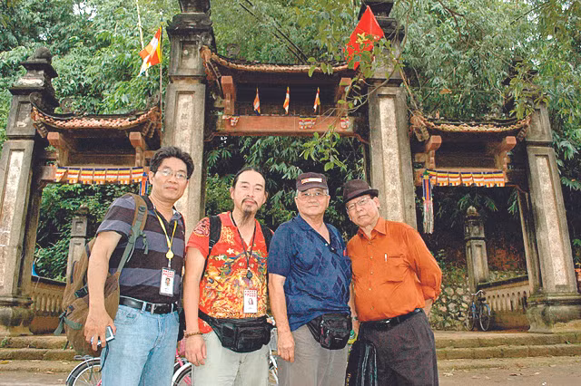 Nhà báo Nguyễn Phương Hùng (ngoài cùng bên phải) tại chùa Tây Phương