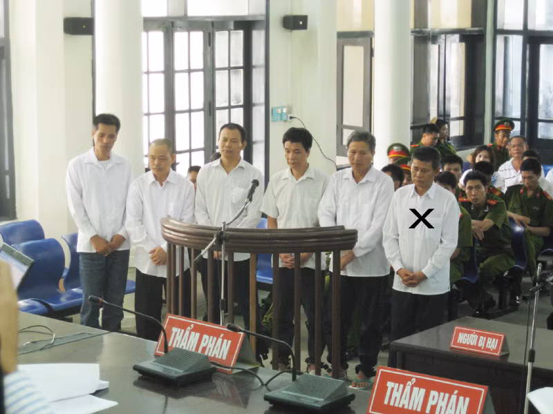 Bị cáo Phương Linh hột (x) và các đồng phạm trước vành móng ngựa Ảnh: B.H
