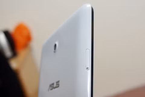 Khe lắp SIM được mang ra ngoài, nằm rìa trái