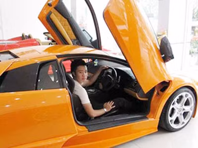 Quyền Hunter với một chiếc siêu xe ở Hà Nội