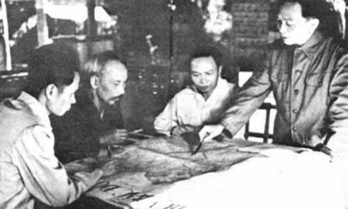 Đại tướng Võ Nguyên Giáp báo cáo quyết tâm chiến đấu trong chiến dịch Điện Biên Phủ