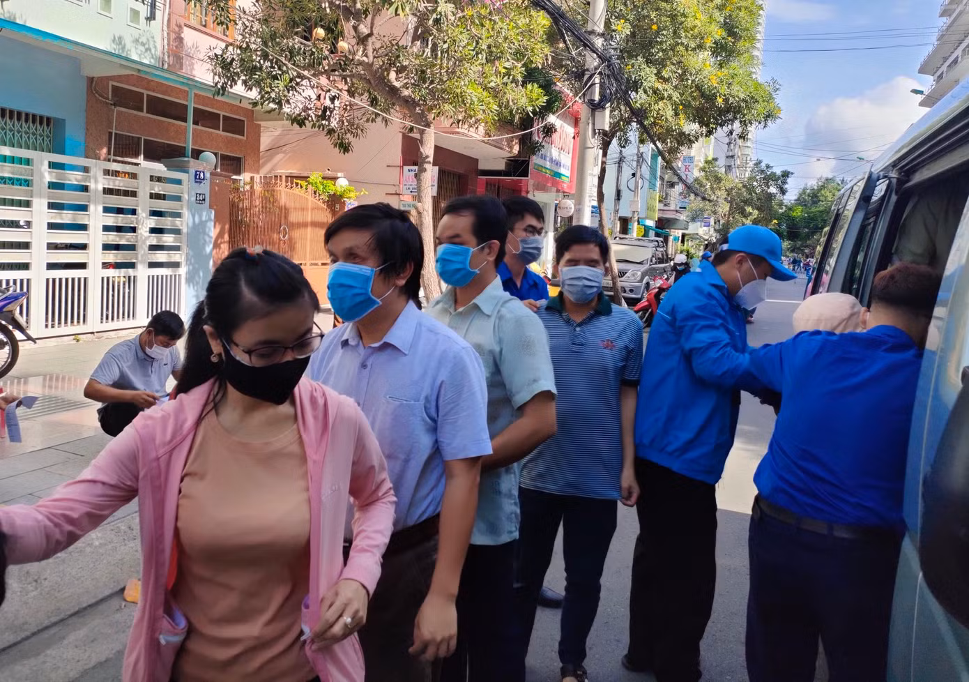 Thanh niên Khánh Hoà đưa đón người khiếm thị đi tiêm vắc xin phòng COVID - 19. Ảnh L.H