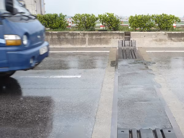 Do bị bong gãy nên nhiều khe co giãn cầu Thanh Trì được trám bằng bê tông Ảnh: Trọng Đảng