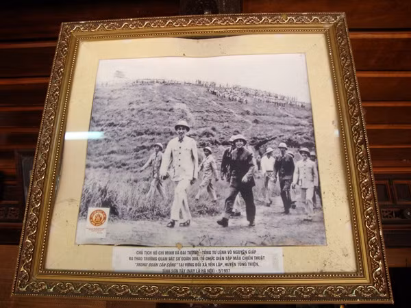 Bức ảnh Đại tướng Võ Nguyên Giáp và Chủ tịch Hồ Chí Minh ra thao trường tổ chức diễn tập mẫu chiến thuật ở Sơn Tây năm 1957. Bức ảnh Đại tướng Võ Nguyên Giáp và Chủ tịch Hồ Chí Minh ra thao trường tổ chức diễn tập mẫu chiến thuật ở Sơn Tây năm 1957