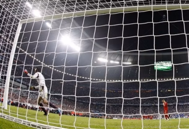Trong khi Bastian Schweinsteiger đá hỏng quả penalty quyết định...
