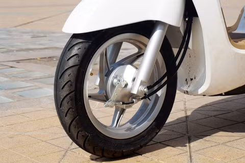 Many EFI có phiên bản phanh tang trống cho bánh trước, giúp phái nữ đi an toàn hơn