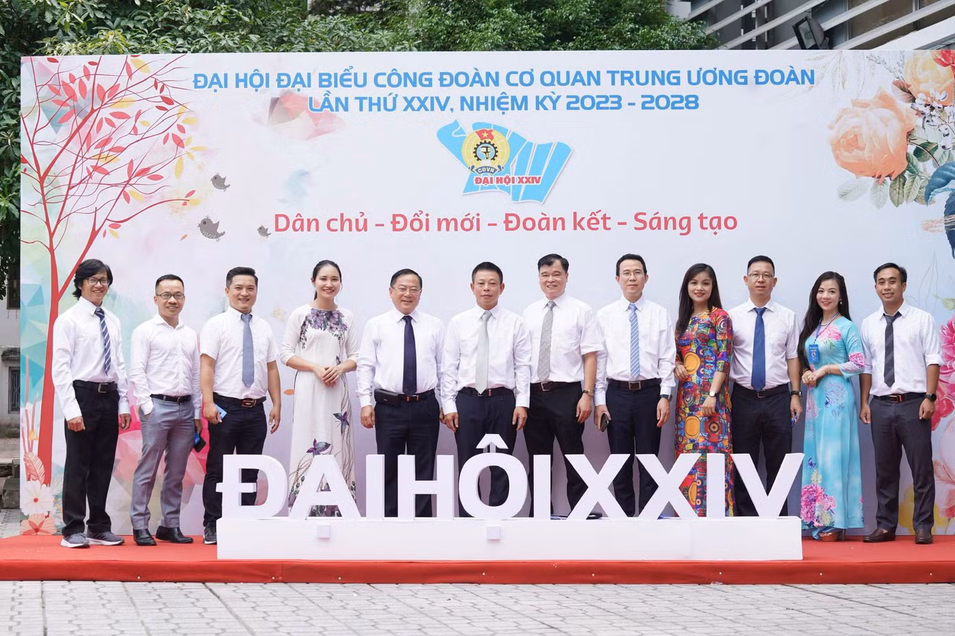 Đại diện Ban Biên tập và Đoàn đại biểu Công đoàn cơ sở Báo Tiền Phong dự đại hội.