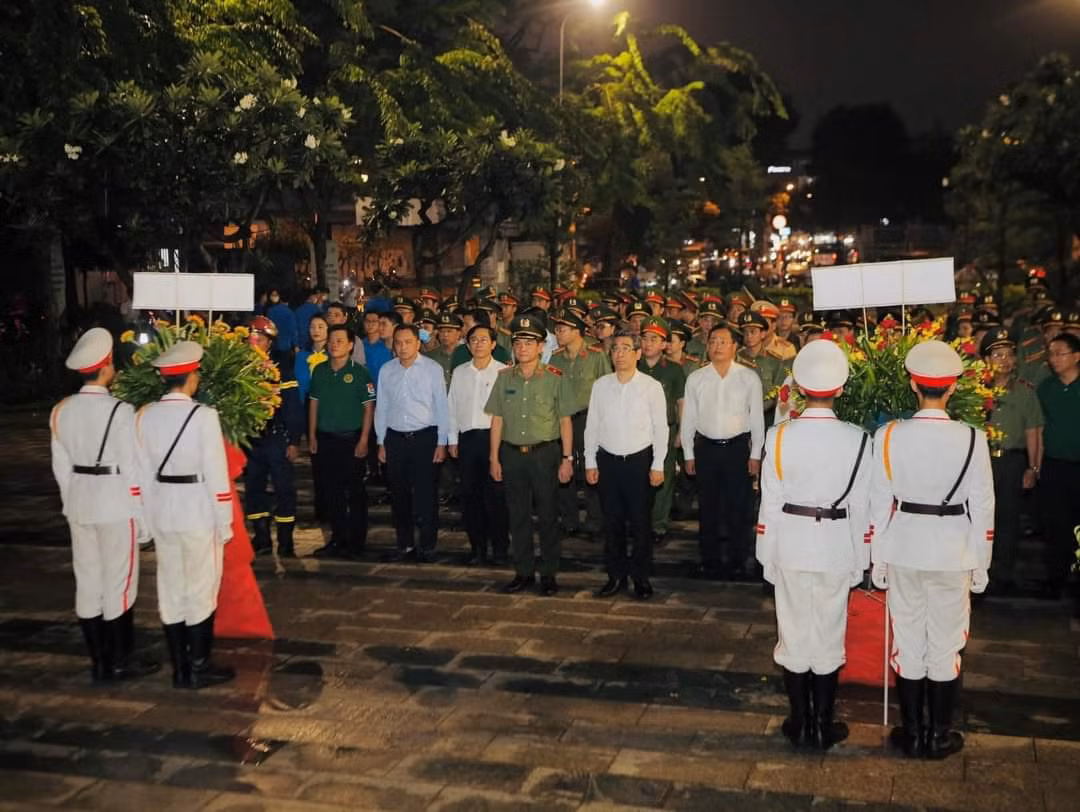 Chương trình dâng hương tại Bia tưởng niệm 12 Anh hùng liệt sĩ thuộc lực lượng vũ trang Khu Sài Gòn – Gia Định. (Ảnh: TLTĐ) Chương trình dâng hương tại Bia tưởng niệm 12 Anh hùng liệt sĩ thuộc lực lượng vũ trang Khu Sài Gòn – Gia Định. (Ảnh: TLTĐ)