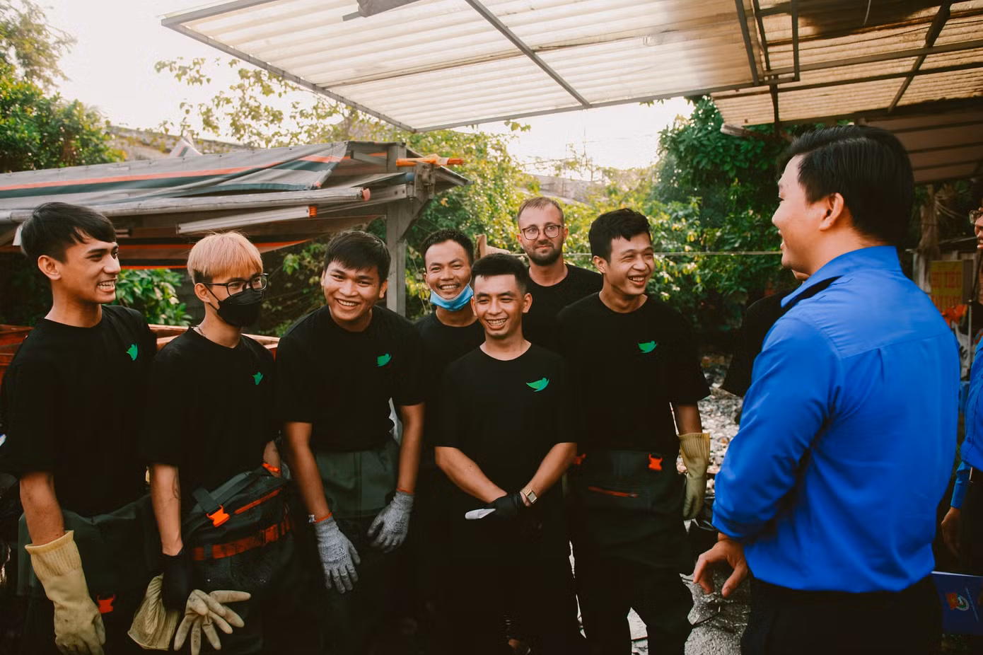 Anh Doãn Trường Quang - Ủy viên Ban Thường vụ, Phó Chủ tịch thường trực Hội LHTN TP. HCM (áo xanh) trò chuyện với những bạn trẻ nhóm "Sài Gòn xanh".