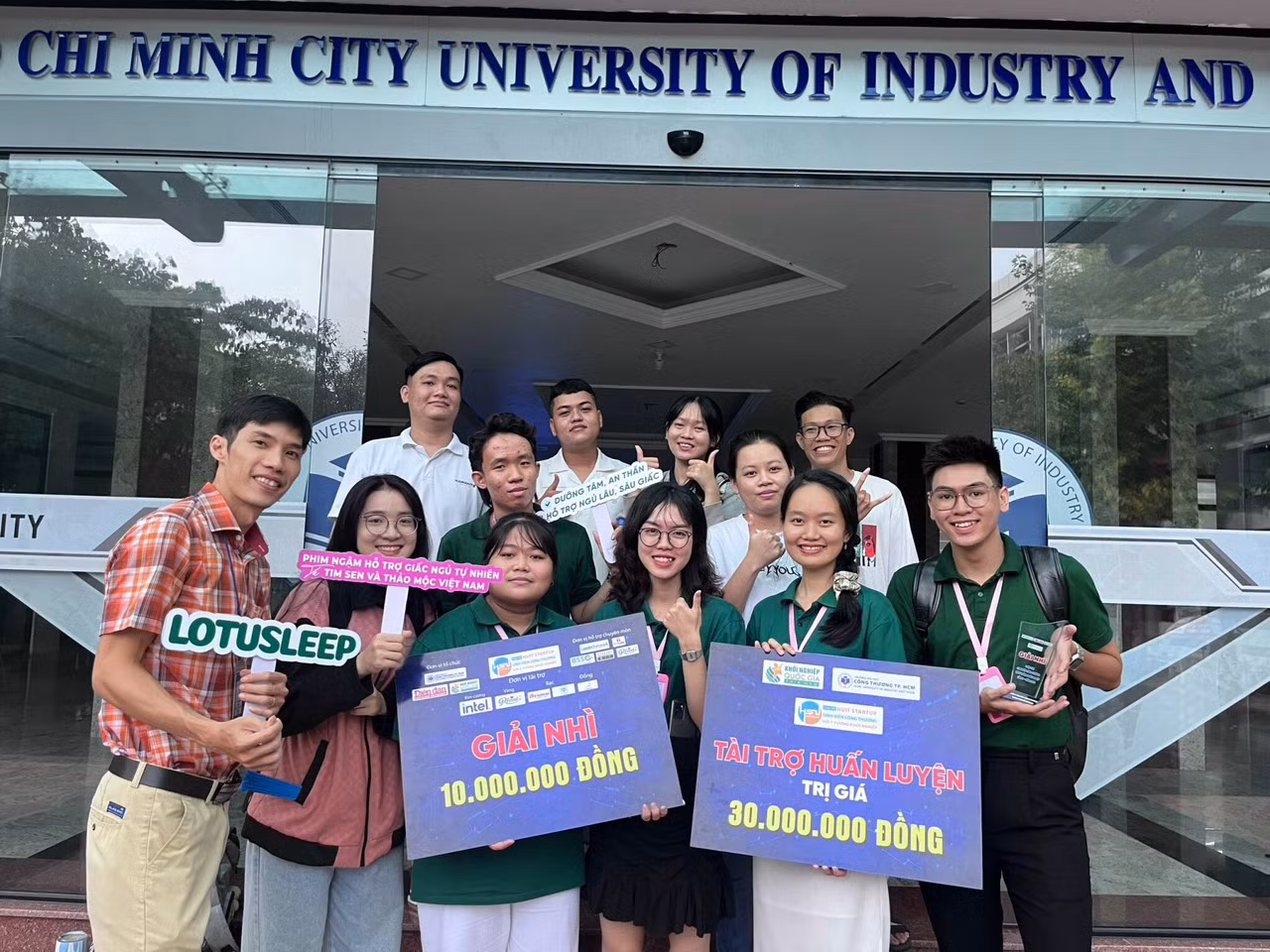 Nhóm nghiên cứu đã đạt giải Nhì tại cuộc thi "Sinh viên với ý tưởng khởi nghiệp sáng tạo năm 2023". (Ảnh: NVCC)