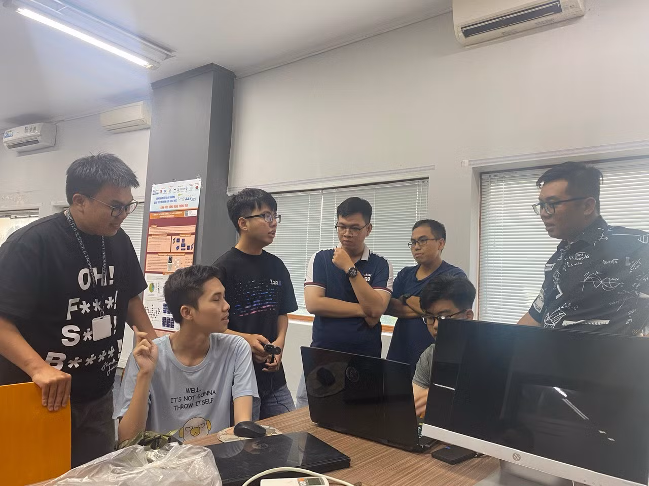 Nguyễn Đức Đăng Khôi (ở giữa) cùng các bạn sinh viên thảo luận, nghiên cứu. (Ảnh: NVCC)