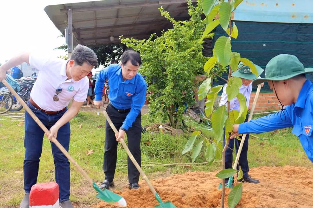 Anh Ngô Văn Cương - Bí thư T.Ư Đoàn (thứ hai, từ trái sang) cùng các đại biểu trồng cây xanh.