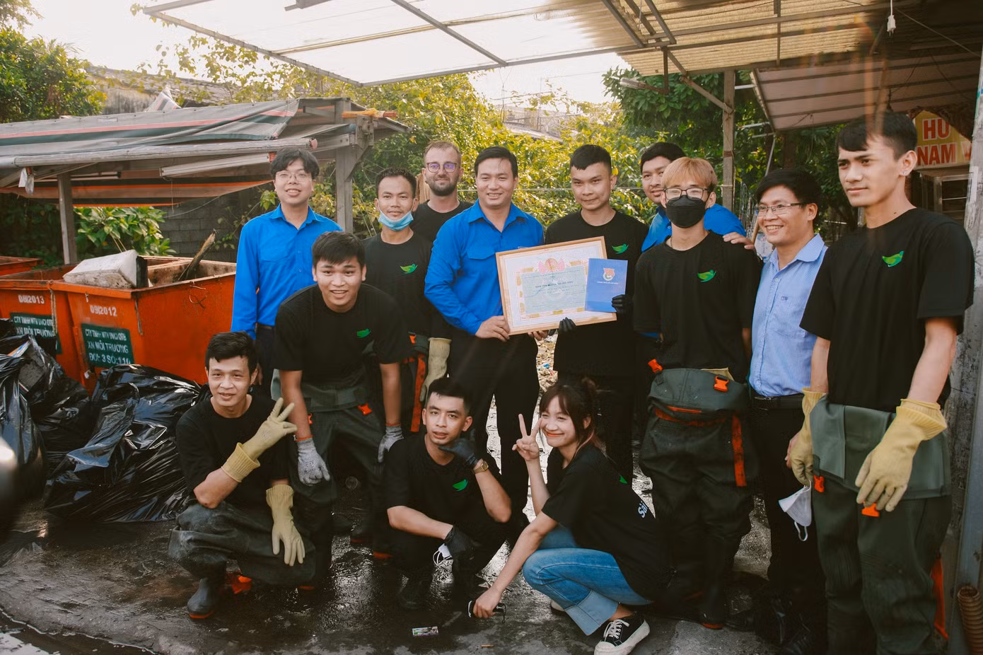 Thành Đoàn TP. HCM tặng Bằng khen cho nhóm vớt rác và mong muốn hoạt động đẹp của nhóm sẽ được lan tỏa trong cộng đồng. (Ảnh: TLTĐ)