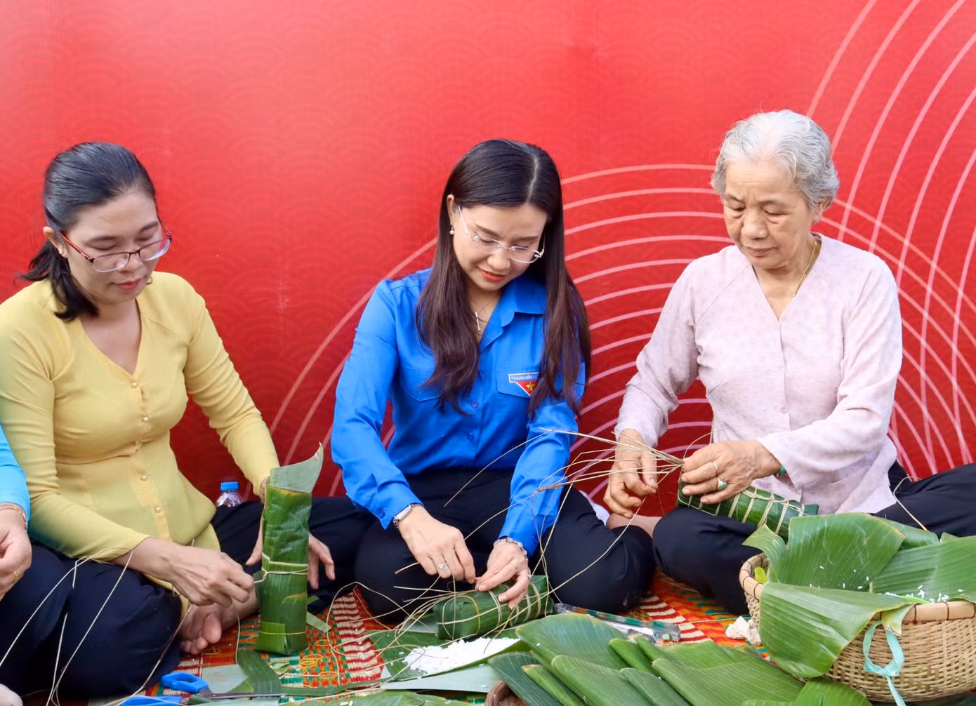 Chị Trang còn tham gia gói bánh Tét tặng người lao động khó khăn.