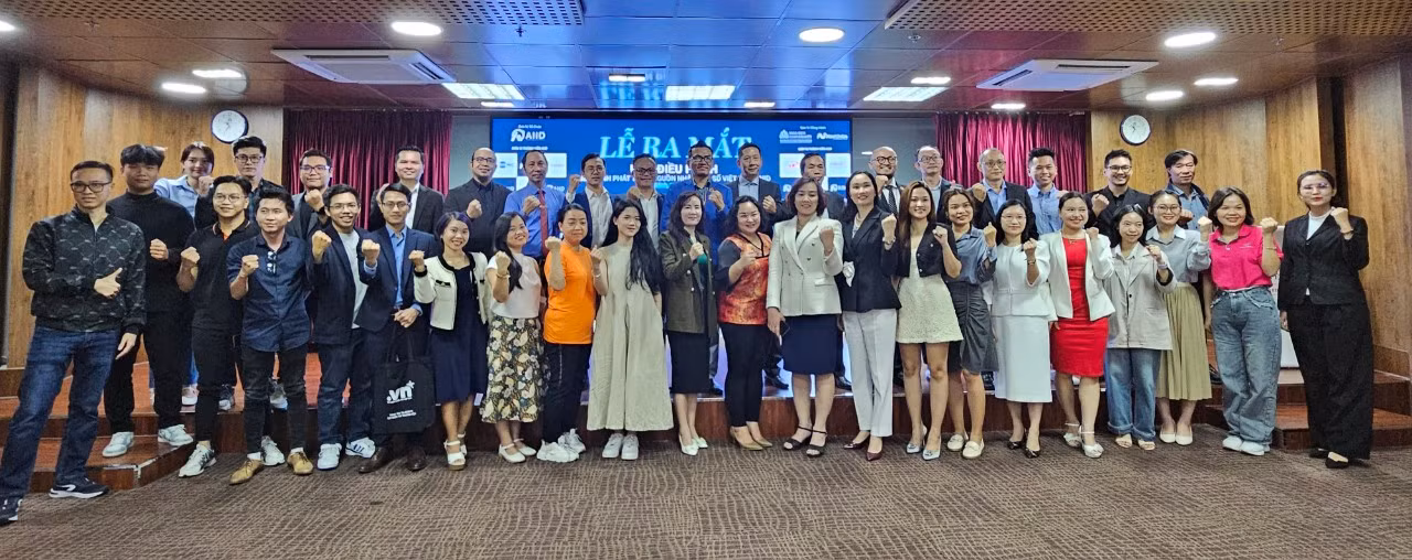 Ban điều hành AIID miền Nam ra mắt tại chương trình.