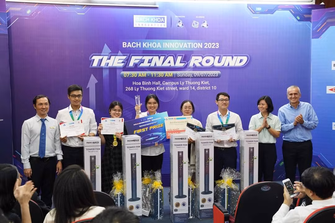 Giải Nhất cuộc thi “Bach khoa Innovation" lần VI thuộc về dự án “Màng bọc thực phẩm ăn được làm từ Chitosan và lá ổi”. Giải Nhất cuộc thi “Bach khoa Innovation" lần VI thuộc về dự án “Màng bọc thực phẩm ăn được làm từ Chitosan và lá ổi”.
