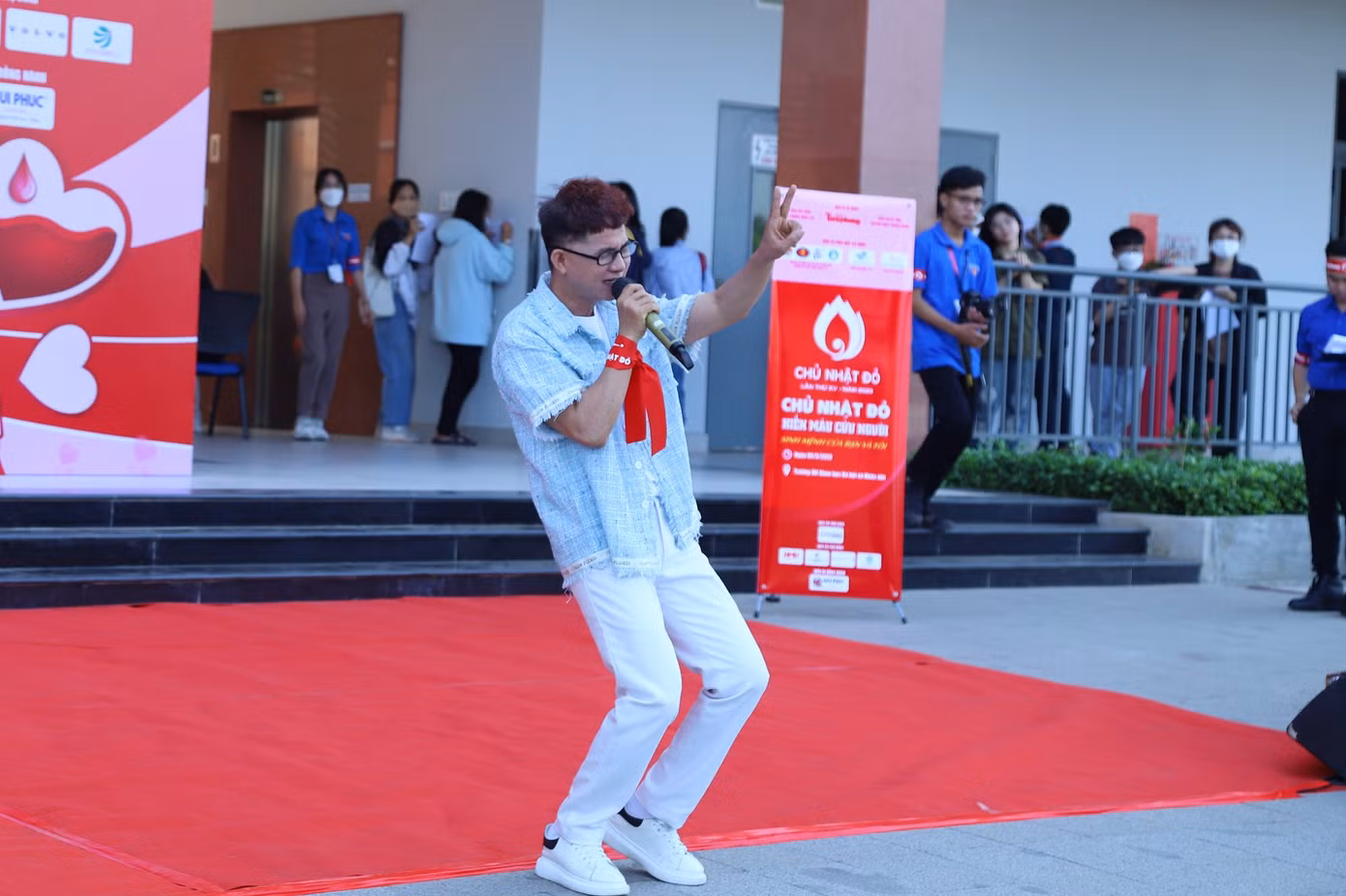 Ca sĩ Cáp Anh Tài mang đến những bài hát cỗ vũ tinh thần của các bạn sinh viên tham gia hiến máu.