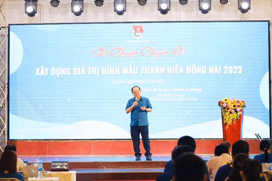 Ông Quản Minh Cường - Phó Bí thư Tỉnh ủy, Trưởng đoàn Đại biểu Quốc hội tỉnh Đồng Nai phát biểu tại buổi tuyên dương.
