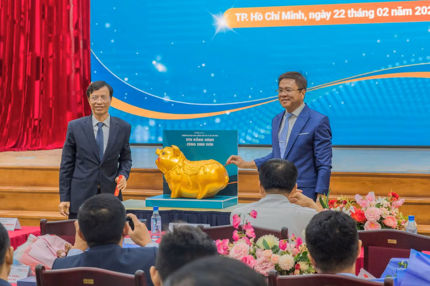 Lãnh đạo nhà trường cùng giảng viên, cán bộ công nhân viên bỏ ống heo lấy quỹ trao học bổng cho sinh viên. Lãnh đạo nhà trường cùng giảng viên, cán bộ công nhân viên bỏ ống heo lấy quỹ trao học bổng cho sinh viên.