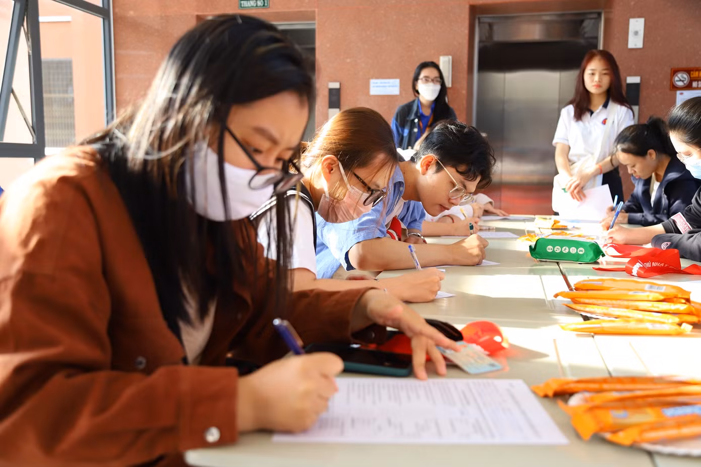 Nhiều bạn sinh viên đến từ rất sớm để nhanh chóng hoàn thành thủ tục đăng ký hiến máu.