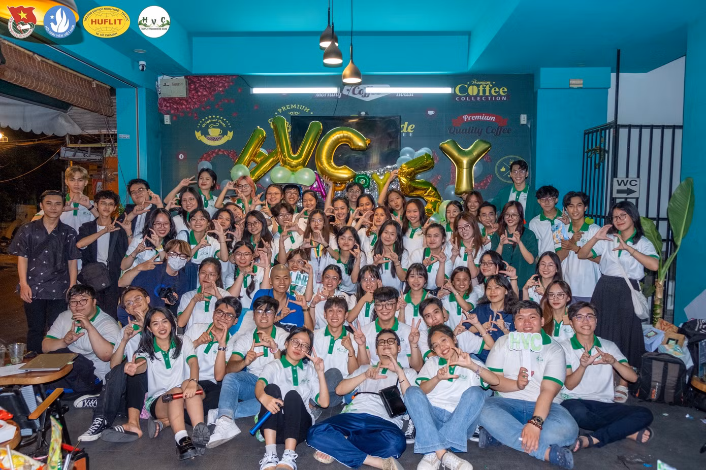 Các thành viên của CLB Tình nguyện HUFLIT – HVC.