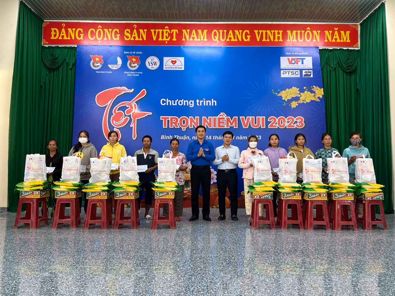 Bà con dân tộc khó khăn tại Bình Thuận nhận quà Tết từ chương trình.