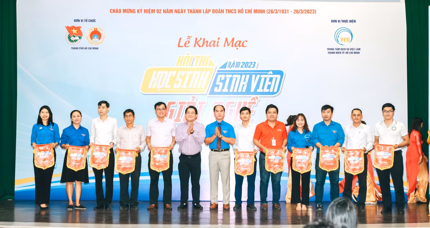 Các đội nhận cờ từ Ban Tổ chức hội thi. (Ảnh: TLTĐ)