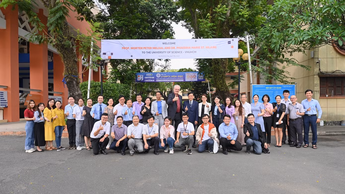GS Morten P. Melda chụp ảnh với giảng viên và lãnh đạo nhà trường trường ĐH KHTN (ĐHQG TP. HCM) trong chuyến làm việc tại trường của mình. (Ảnh: ĐH KHTN)