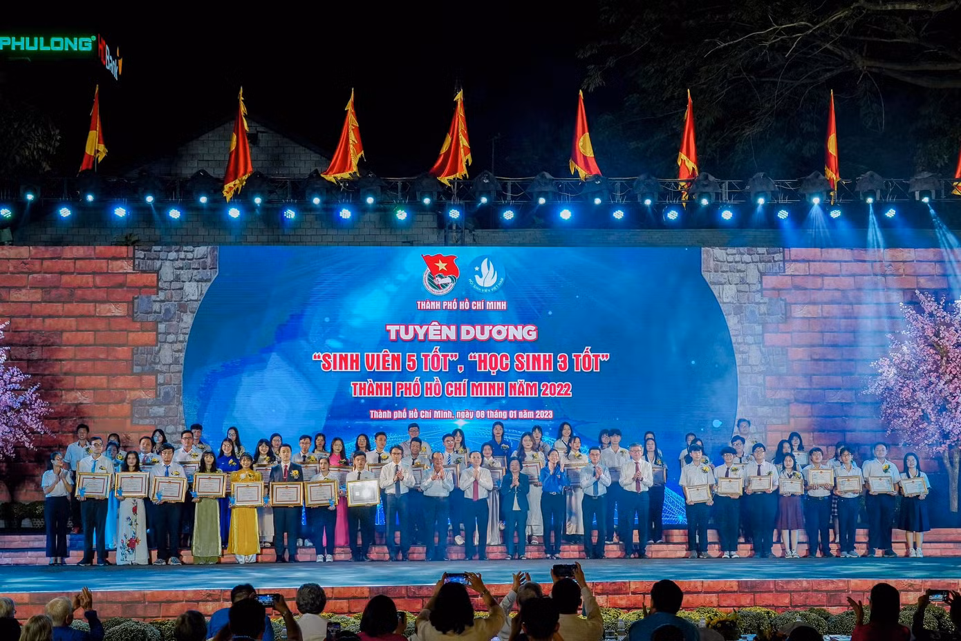 Tại chương trình, Ban Thường vụ Thành Đoàn, Ban Thư ký Hội Sinh viên TP. HCM đã tuyên dương 21 gương 'Sinh viên 5 tốt' và 34 gương 'Học sinh 3 tốt' TP. HCM tiêu biểu năm 2022, nhân kỷ niệm 73 năm ngày truyền thống học sinh, sinh viên và Hội Sinh viên Việt Nam (9/1/1950 - 9/1/2023). (Ảnh: TLTĐ)