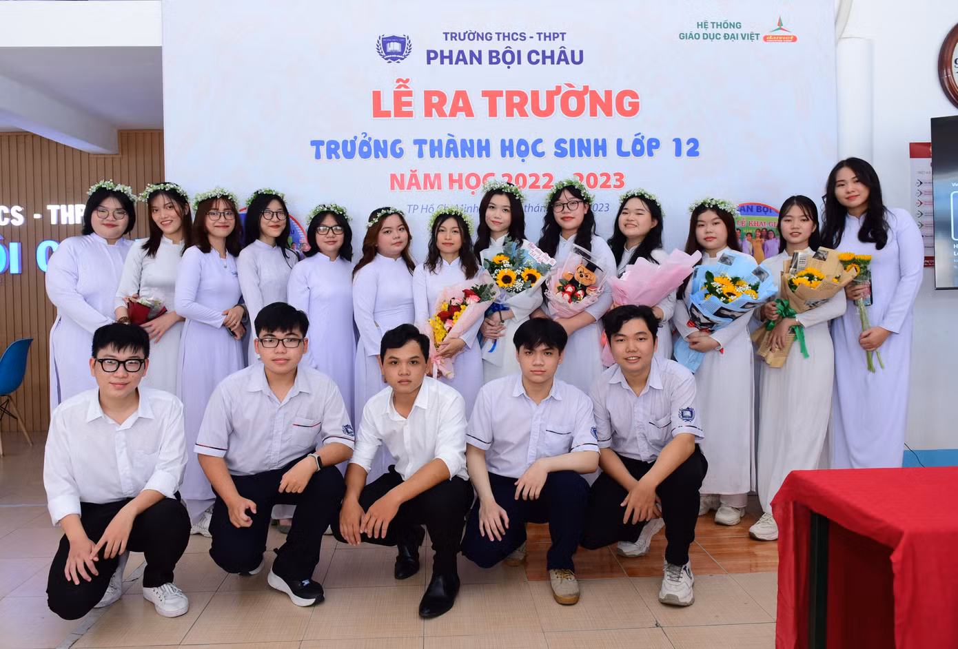 Vĩ Tín, Xuân Nguyên cùng các bạn cùng lớp.