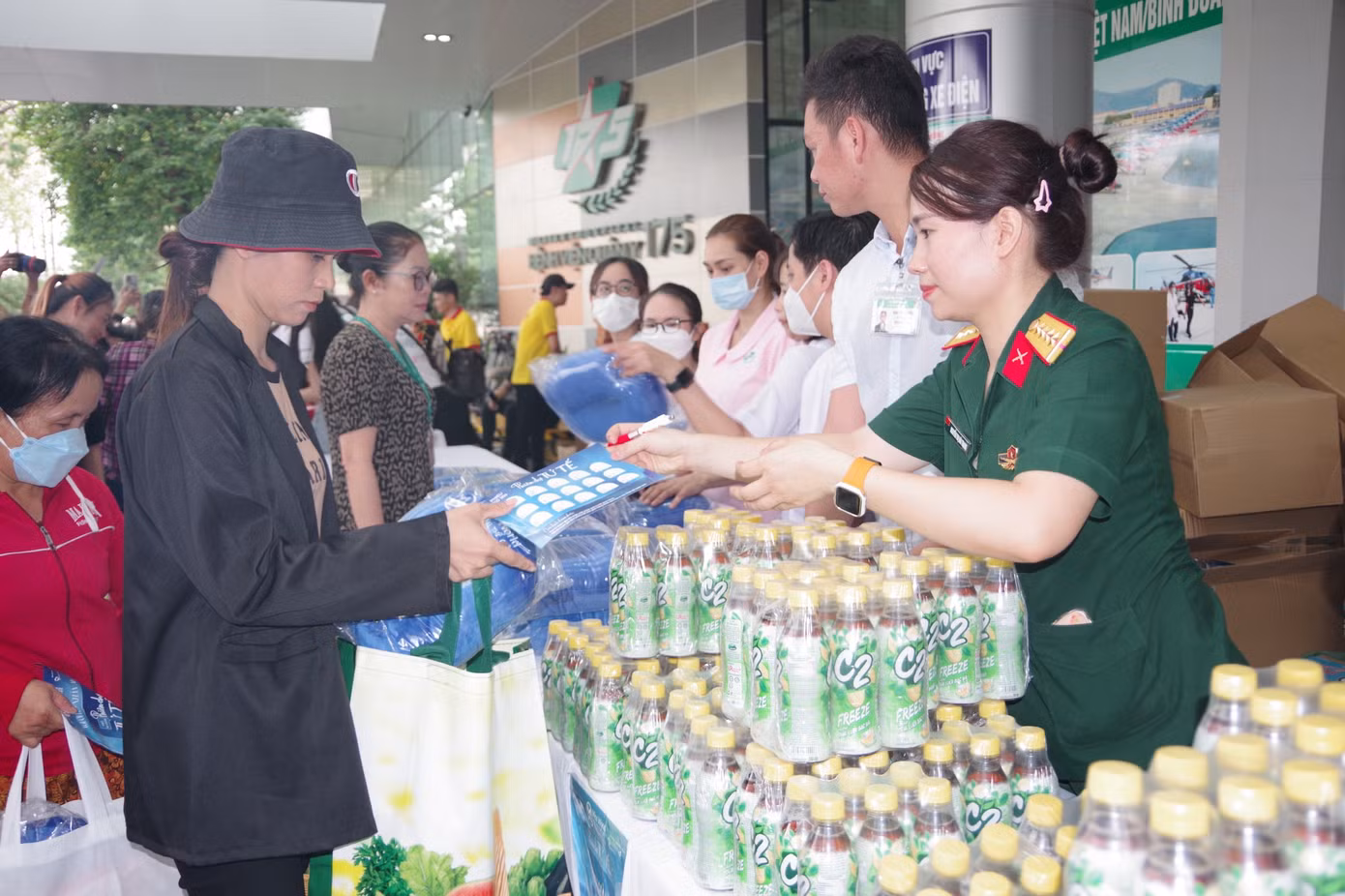 Rất đông bệnh nhân, người nhà bệnh nhân tham gia "Phiên chợ tử tế".