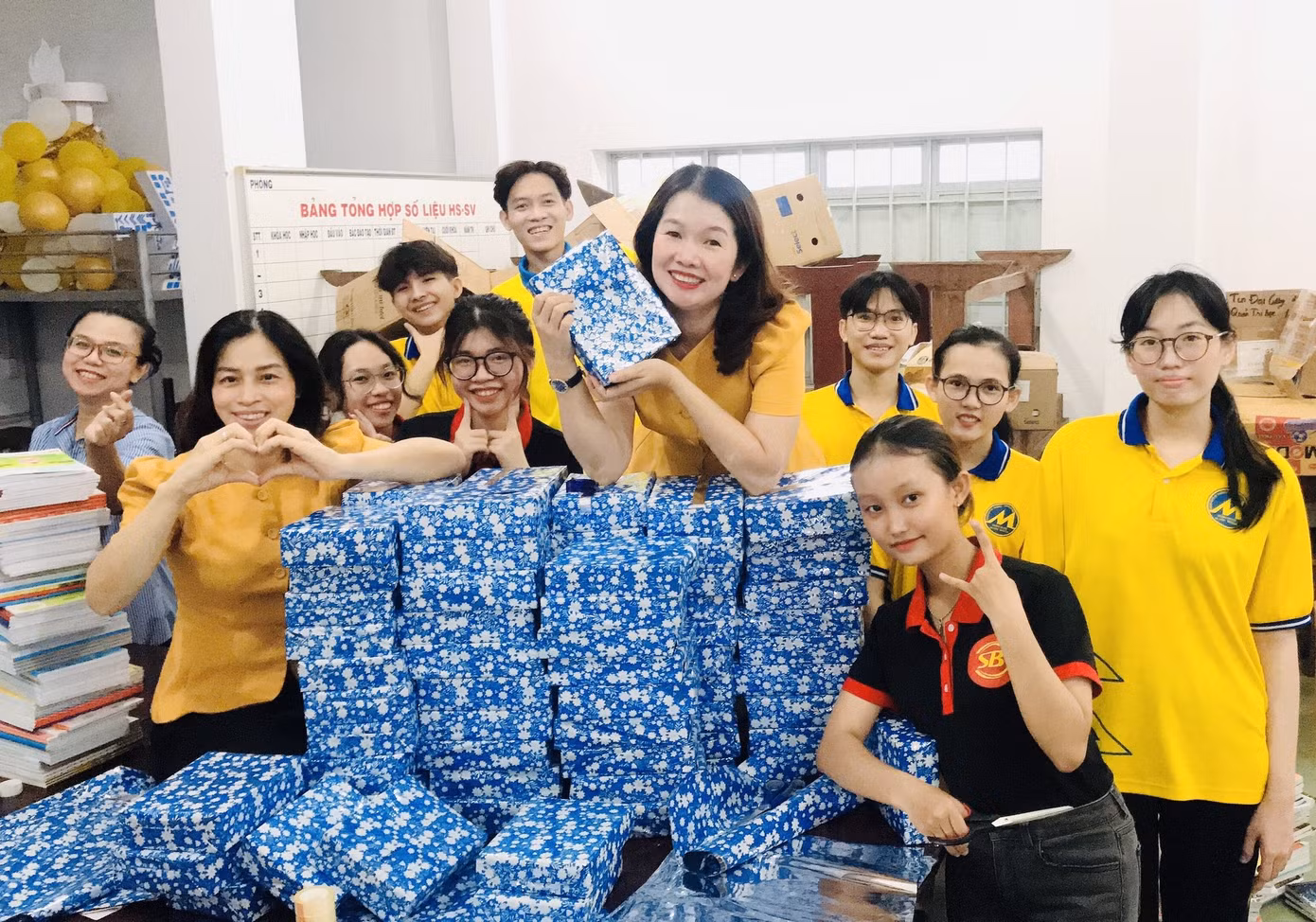 Những cuốn sách và tập trắng sẽ được trao đến tay cho những sinh viên cần.