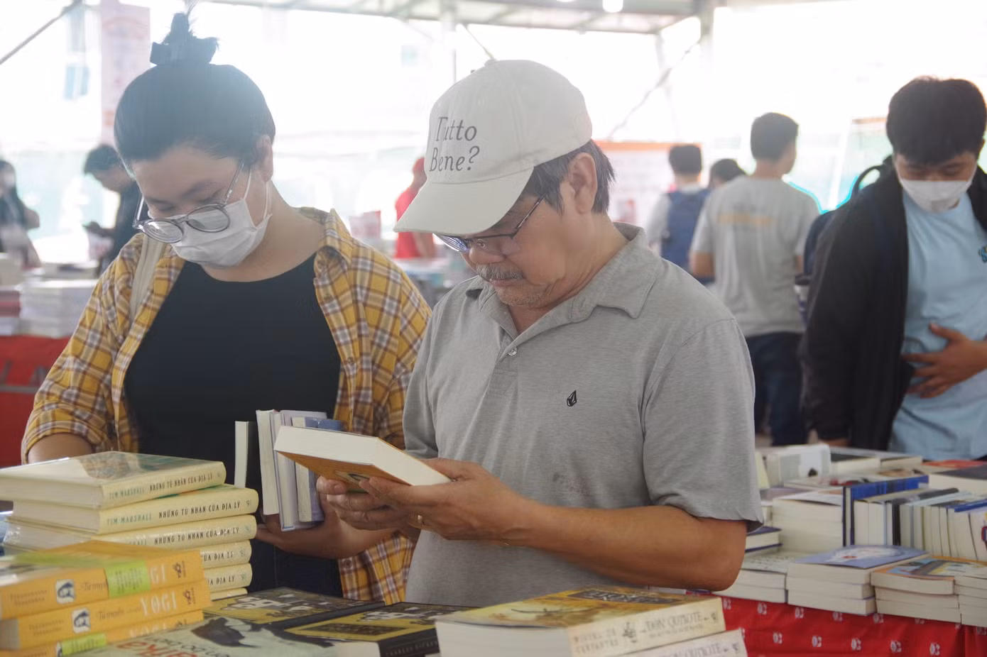 Không chỉ có bạn trẻ, nhiều độc giả lớn tuổi cũng đến hội sách để mua cho mình những đầu sách ưng ý.