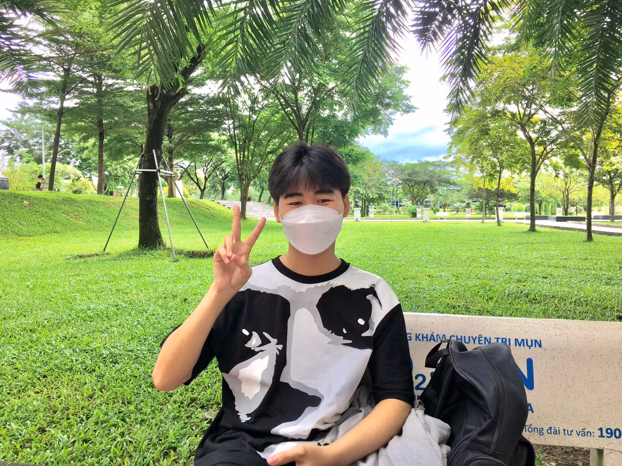 Nguyễn Hữu Nghị phấn khởi sau khi làm thủ tục nhập học. Nguyễn Hữu Nghị phấn khởi sau khi làm thủ tục nhập học.