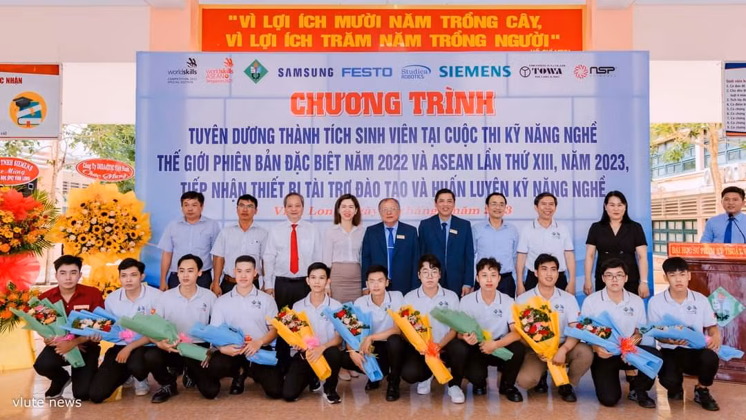 Những sinh viên được tuyên dương trong dịp này. (Ảnh: ĐH Sư phạm Kỹ thuật Vĩnh Long)