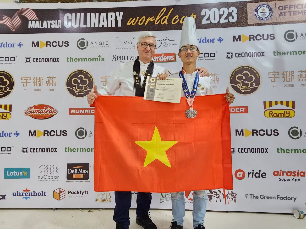 Lần đầu tham dự cuộc thi nghề Bếp, Thế Sơn đã giành được 2 huy chương.