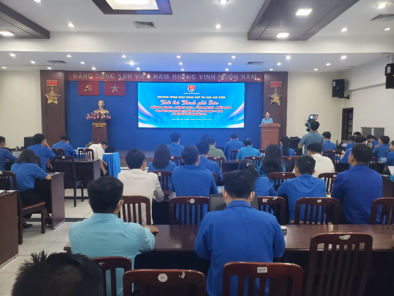 Chị Phan Thị Thanh Phương – Bí thư Thành Đoàn TPHCM thay mặt Ban Thường vụ Thành Đoàn TPHCM phát động đến đoàn viên, thanh niên Thành phố đợt thi đua cao điểm “Tuổi trẻ Thành phố Bác năng động, sáng tạo, dám nghĩ, biết làm góp phần thực hiện thắng lợi nhiệm vụ phát triển kinh tế - xã hội TPHCM năm 2023”. Chị Phan Thị Thanh Phương – Bí thư Thành Đoàn TPHCM thay mặt Ban Thường vụ Thành Đoàn TPHCM phát động đến đoàn viên, thanh niên Thành phố đợt thi đua cao điểm “Tuổi trẻ Thành phố Bác năng động, sáng tạo, dám nghĩ, biết làm góp phần thực hiện thắng lợi nhiệm vụ phát triển kinh tế - xã hội TPHCM năm 2023”.