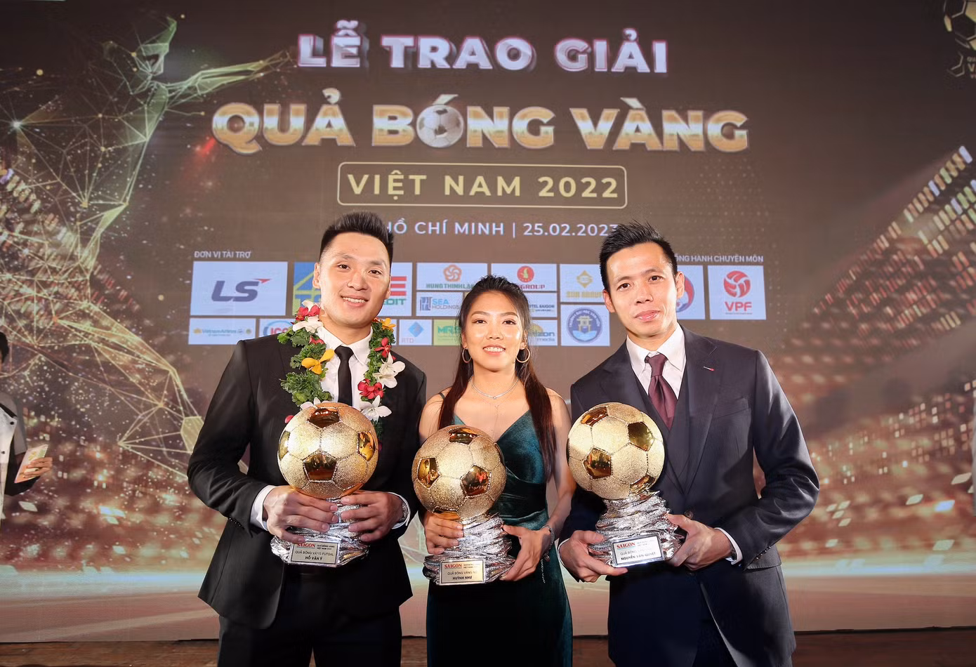 Huỳnh Như (giữa) nhận danh hiệu Quả bóng Vàng nữ Việt Nam 2022. (Ảnh: Phạm Nguyễn)